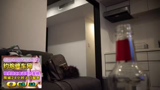 【超清专题】18岁女仆情趣装小美女被父亲背上突然感受到的色情模样