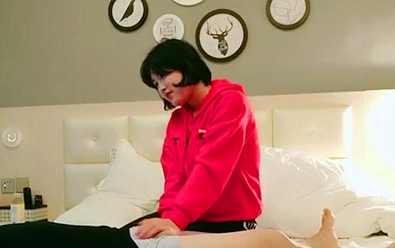 兼职短发漂亮学生妹年轻粉嫩鲍鱼好干净小伙直接舔上去妹子连呼好痒娇喘呻吟流好多水