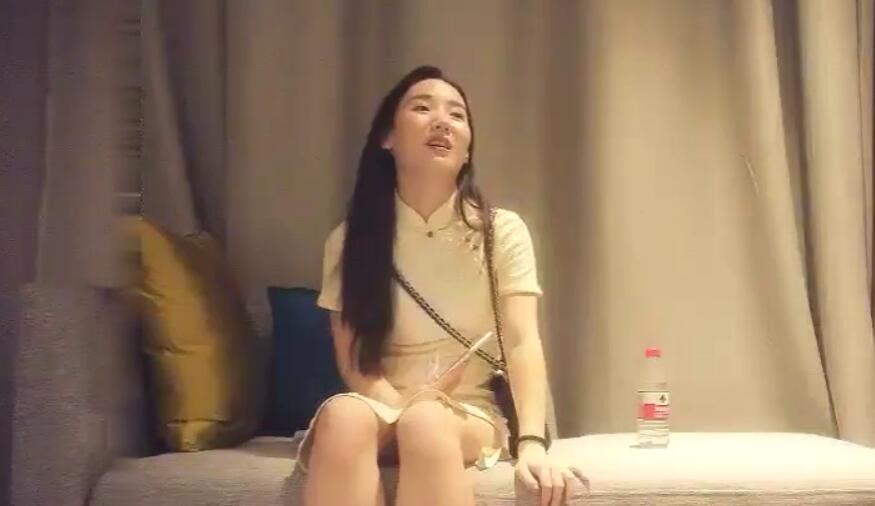 午夜寻花约了个旗袍性感少妇啪啪沙发舔奶隔着内裤摸逼舔弄口交上位骑乘后人侧入猛操