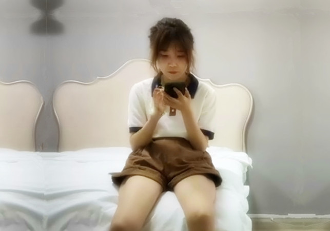 漂亮马尾小姐姐口活不错认真吸吮主动骑乘屁股猛坐操累了再口一会