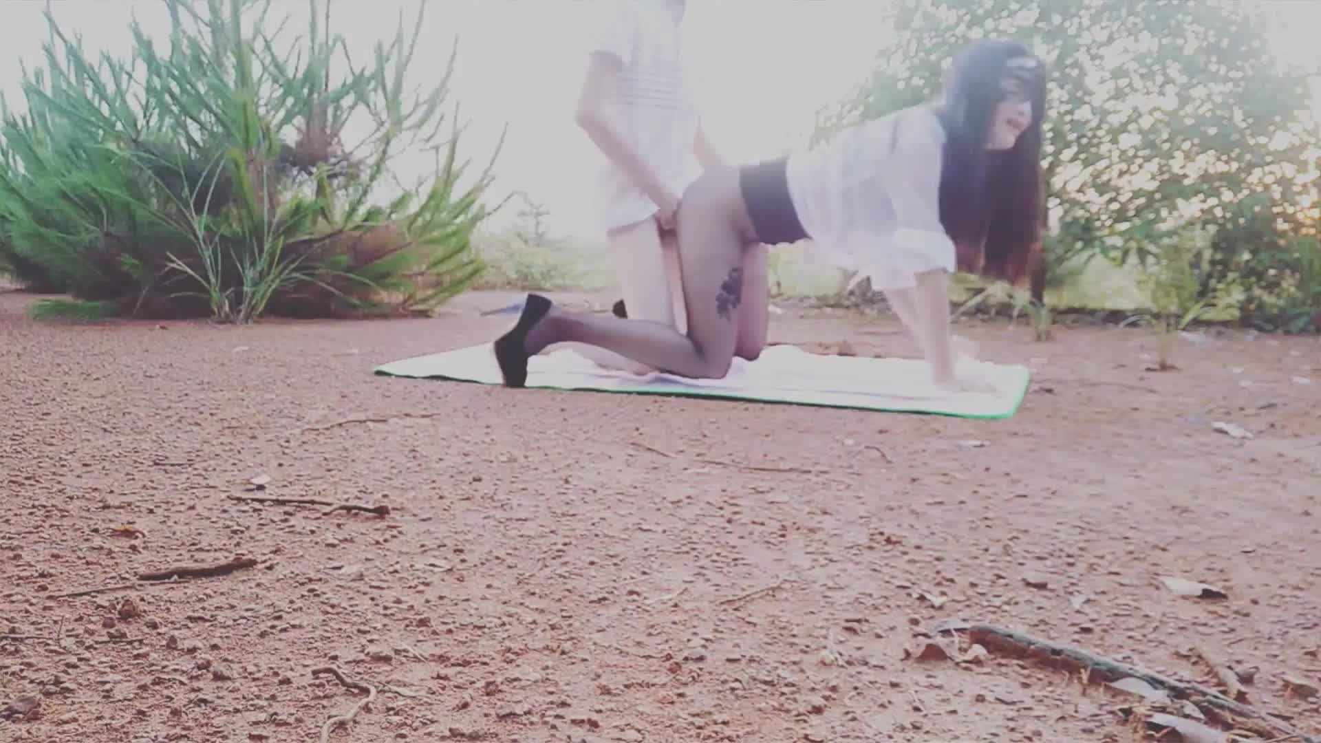 真大胆,网红美女为出名邀请网友到乡下田间啪啪,