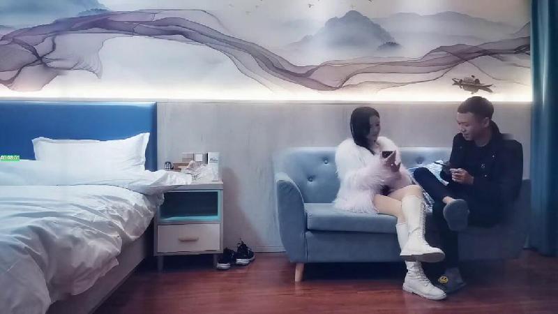 這個少婦確實很極品，出了肚子上的刀疤