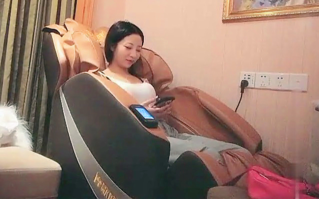 白衣妹子啪啪穿上情趣装操