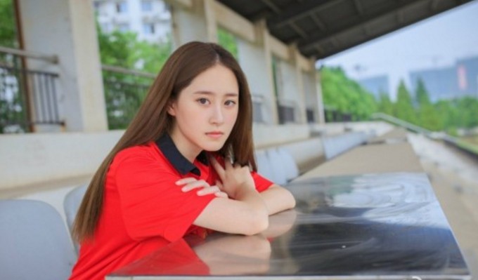 小伙约的大一女神很害羞脱内裤的时候还捂着脸关灯关灯