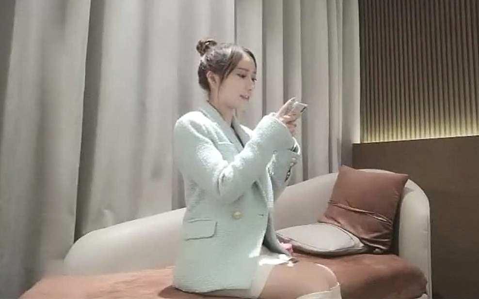 夜晚酒吧勾搭上的丸子头极品性感美女粉嫩紧致无毛逼一层层包裹皮肤白皙叫床淫荡大力抽插