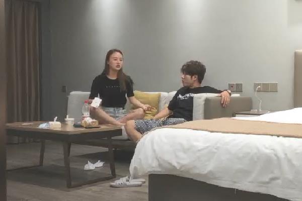 帅小伙酒店操外围齐逼短裤美腿吸吮舔屌活很棒骑乘位打桩机