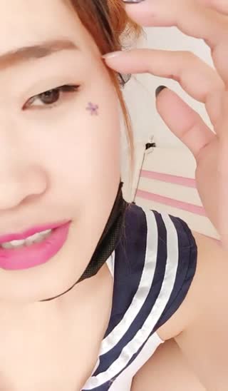 -ziwei-手机直播美女主播学生制服香蕉带套疯狂抽插自慰喜欢不要错过