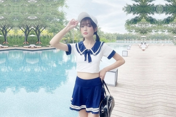 约了个刚满18的甜美苗条蓝裙妹子洗完澡换上JK又嫩又可爱