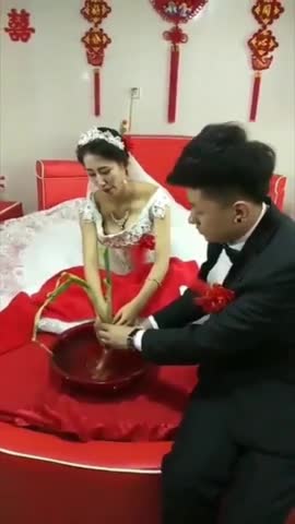 新娘子不但人美奶子还特别的大