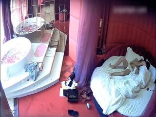 zipai#情趣酒店偷拍两个女同开房过生日，洗澡相互抚摸亲吻，还用手抠穴，手法很老练