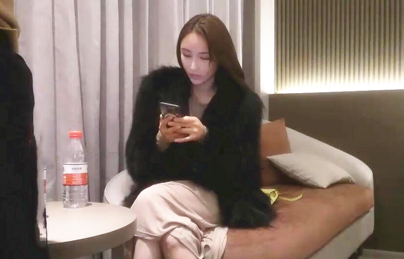 雀儿漫天飞约了个高质量黑衣苗条妹子沙发口活站立后入大力猛操很是诱惑喜欢不要错过