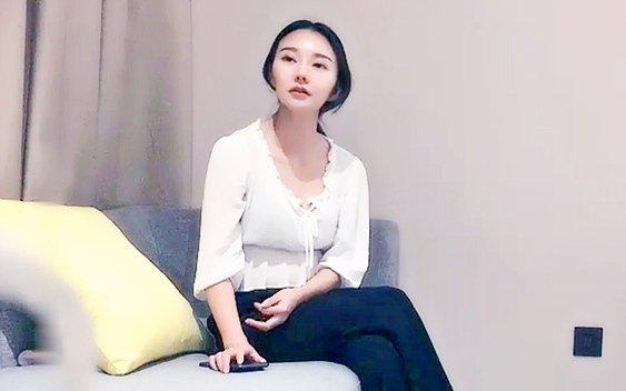 性感外围女先给2500元服务满意了再给剩下的第一次很配合第二次男的要求太多美女干痛了反抗